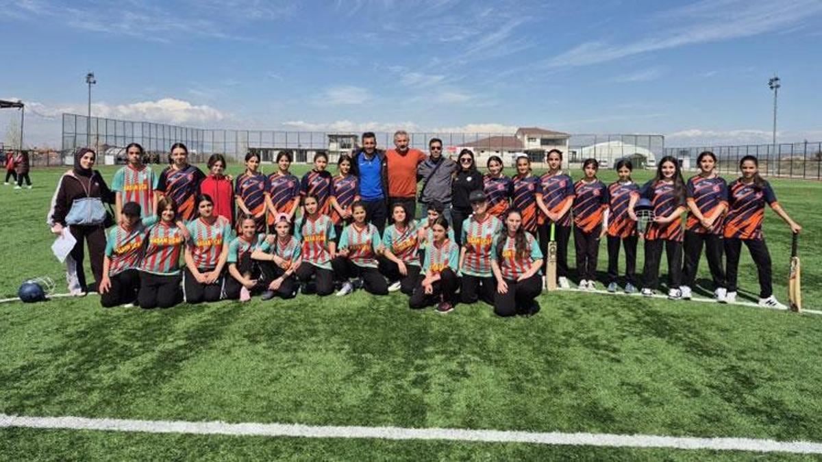 Van Fevzi Geyik Ortaokulu 8 branşta bölge finallerine yükseldi