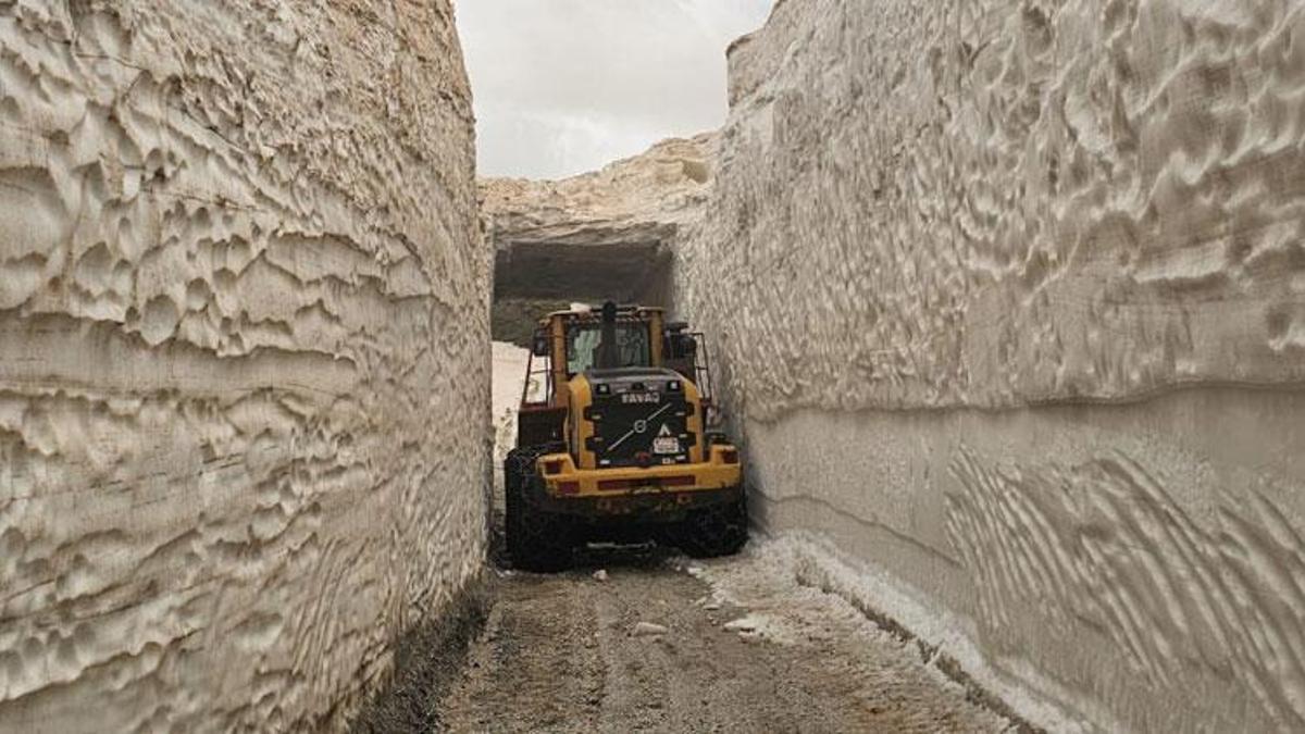 Mayıs ayında 8 metrelik kar tünellerinde iş makinesi içinde kayboldu