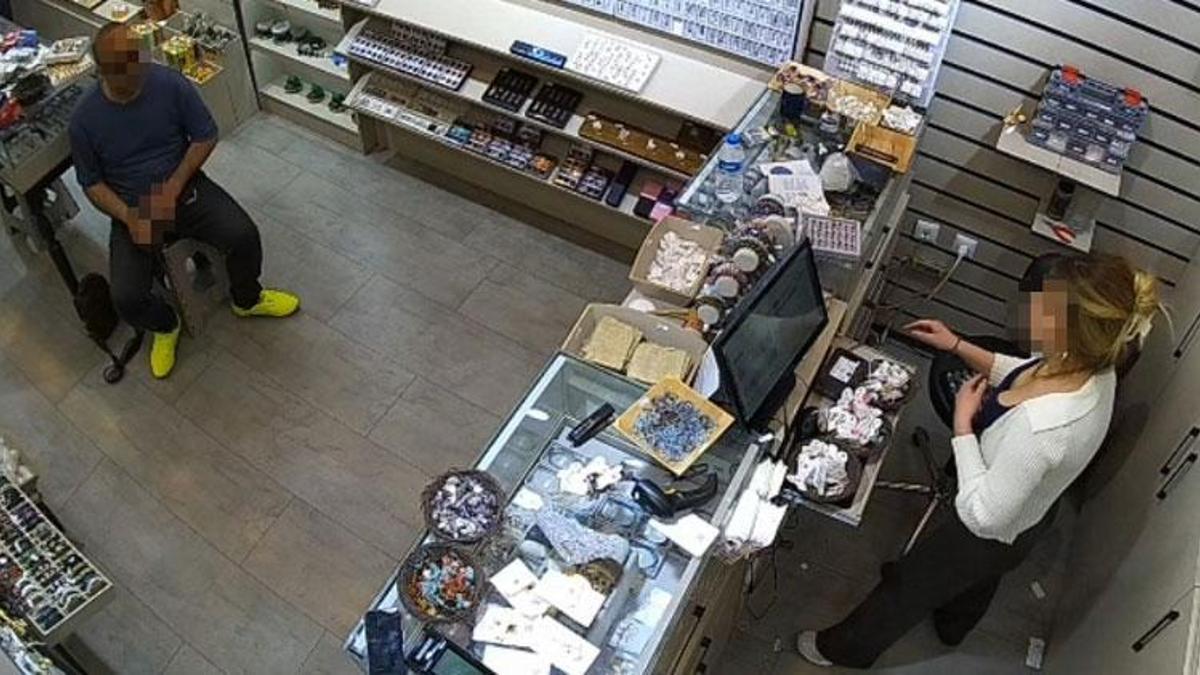 Gündüz vakti kadının karşısında hayasızca hareketler sergiledi