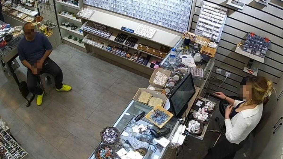 Eskişehir'de mide bulandıran olay! Müşteri gibi girdi, sapkın hareketlerde bulundu