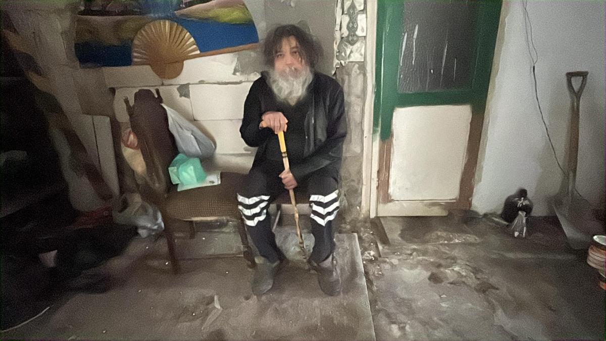 Çöp evden çıkarılıp, barınma merkezine yerleştirildi; görünümü değişti