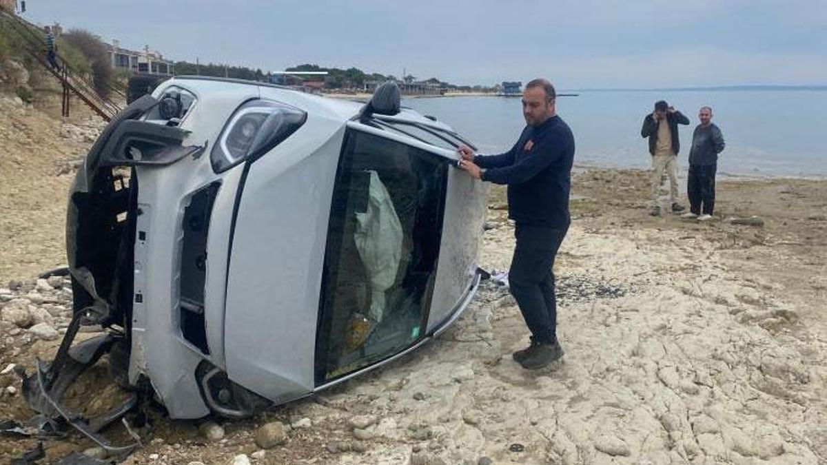 Kontrolden çıkan otomobil şarampolden kumsala düştü sürücü yaralandı