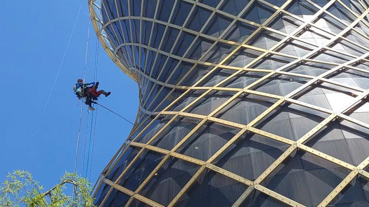 Rize'de 30 metrelik dev çay bardağını endüstriyel dağcılar temizledi