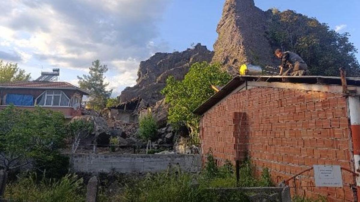 Osmancık'ta yamaçtan kopan kaya parçaları evi kullanılamaz hale getirdi