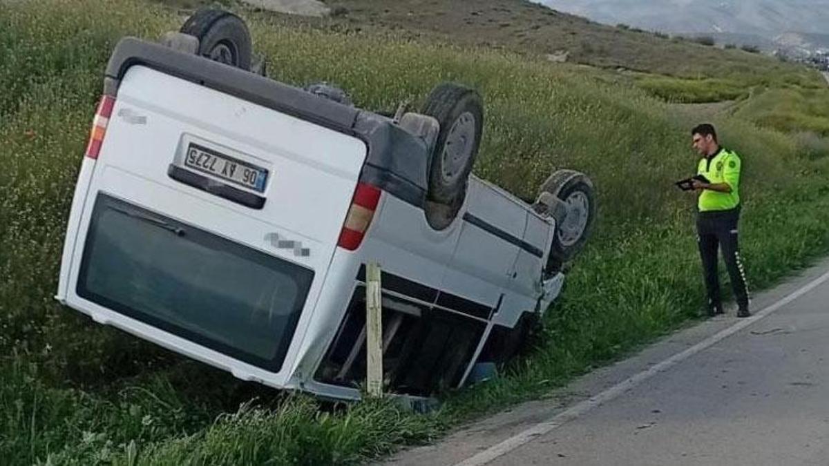 Beypazarı'nda kontrolden çıkan minibüs devrildi 1 kişi hayatını kaybetti