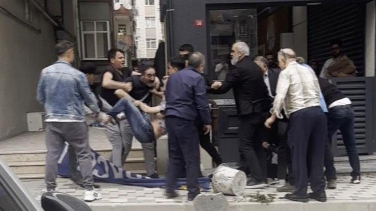 İlginç kavga müdahalesi: Taraflar ayrılmayınca kavga eden şahsı taşıyıp götürdüler