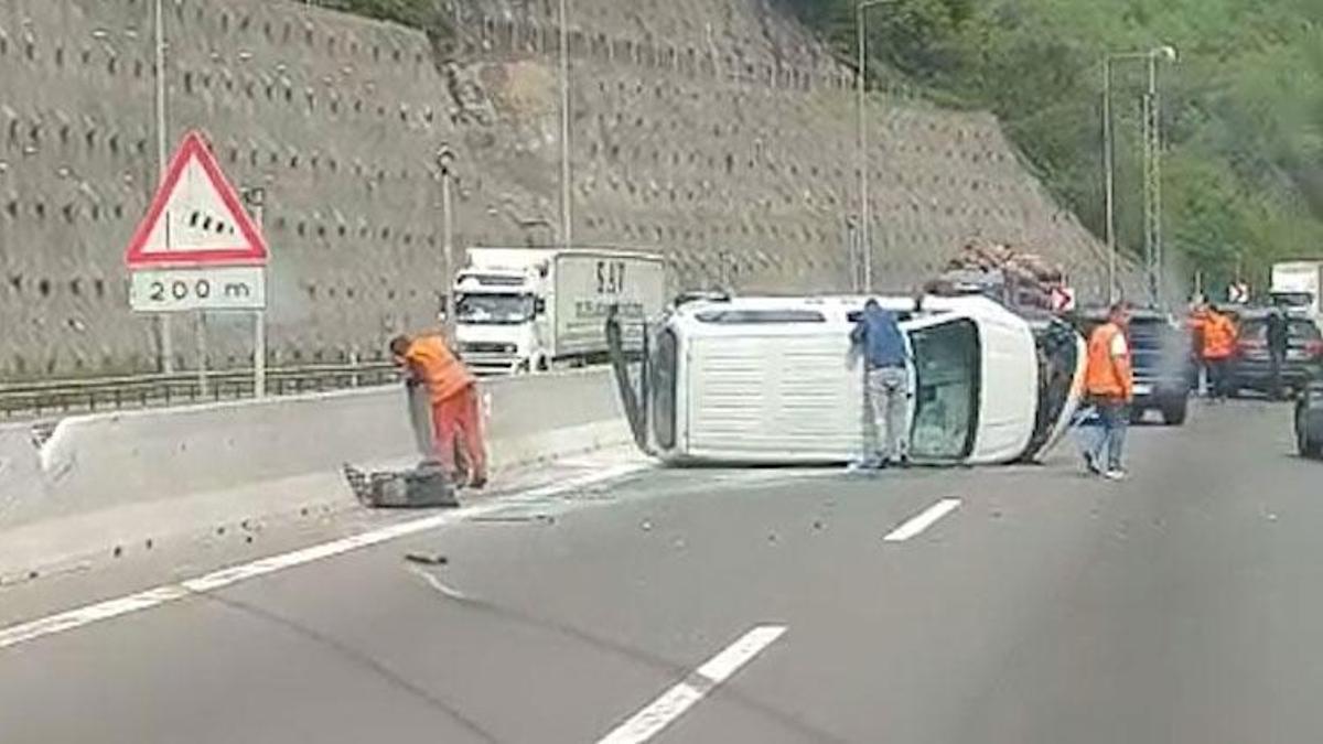 Bolu Dağı’nda otomobil ile çarpışan araç devrildi, TEM Otoyolu’nun Ankara istikameti kilitlendi