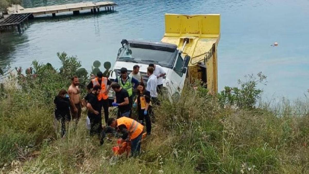 Bodrum'da araç ezilmekten son anda kurtuldu: Kamyon denize düştü, 2 kişi yaralandı
