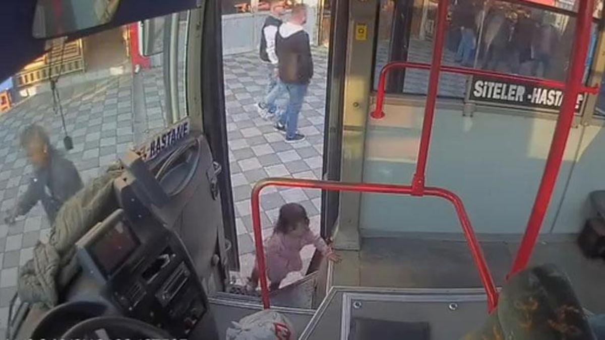 Zonguldak'ta emekleyerek otobüse binen 2 yaşındaki çocuk otobüste bulundu! Ağlama sesi facianın önüne geçti