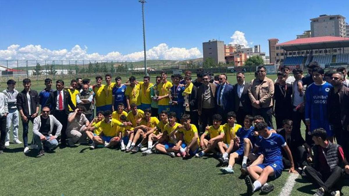 Siirt’te Liseler Arası Futbol Turnuvasının Şampiyonu Kayabağlar ÇPL oldu