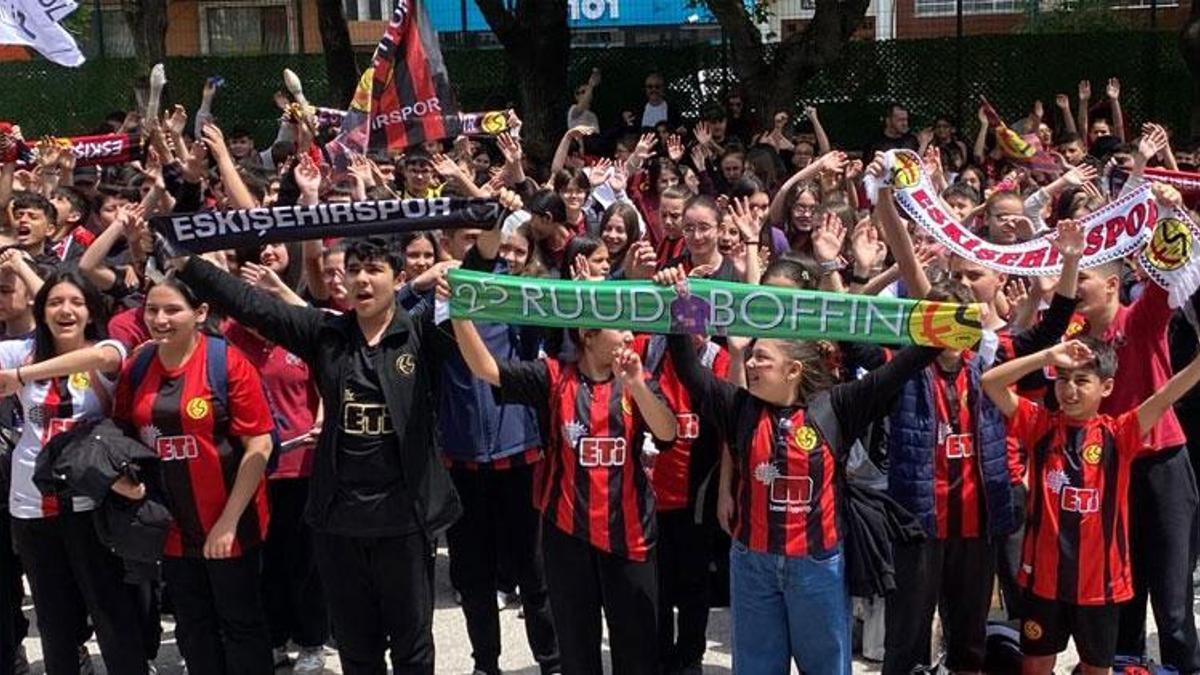 Ayvalıkgücü Belediyespor maçı öncesi öğrencilerinden Eskişehirspor'a coşkulu destek