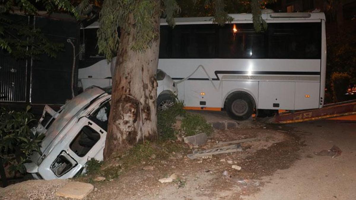 Midibüsün hafif ticari araca çarptığı kazada 2 kişi ağır yaralandı