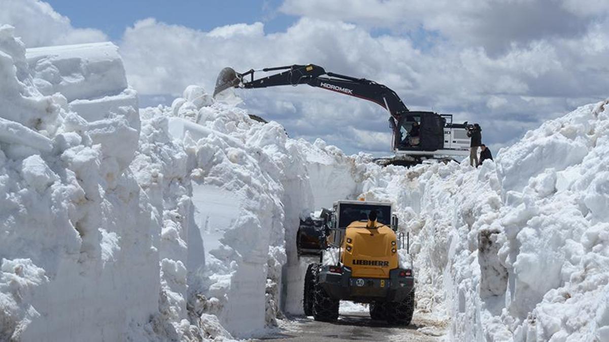 Yaz gelecek derken kar 5 metreyi aştı! Yollar ulaşıma kapandı
