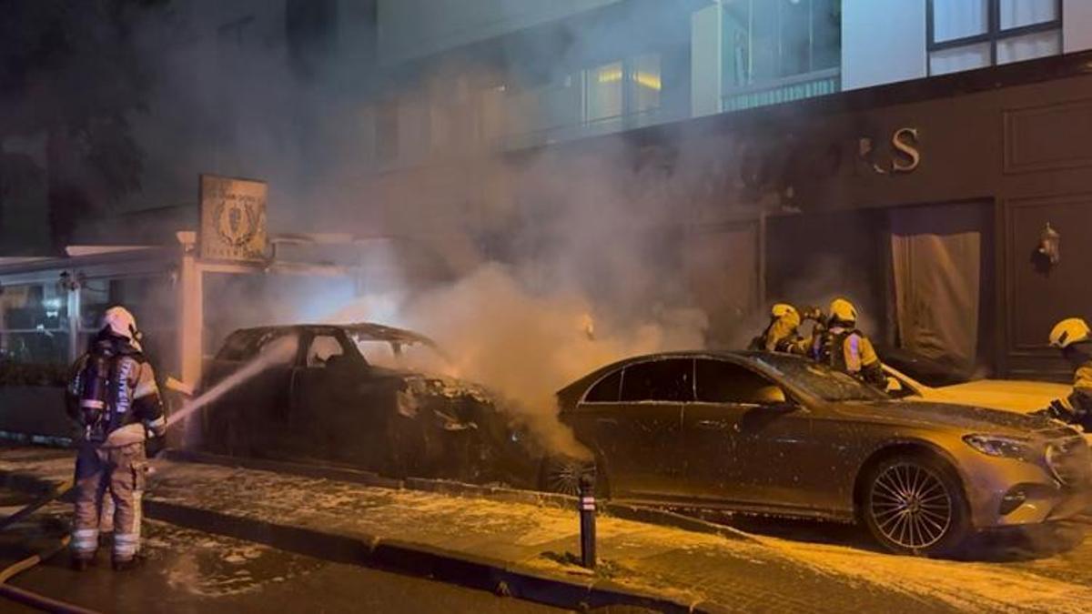 Kadıköy'de oto galeride korkutan yangın! 4 araç küle döndü