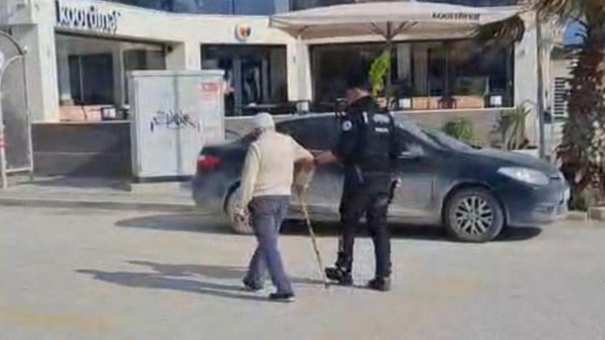 Polisin, yolun karşısına geçmekte zorlanan kişiye yardım ettiği anlar kamerada