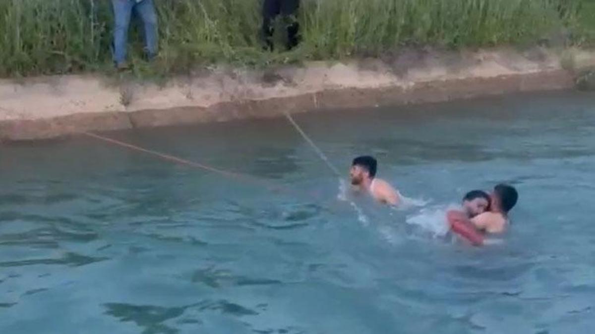 Sürücüsünün kontrolünü otomobil sulama kanalına devrildi