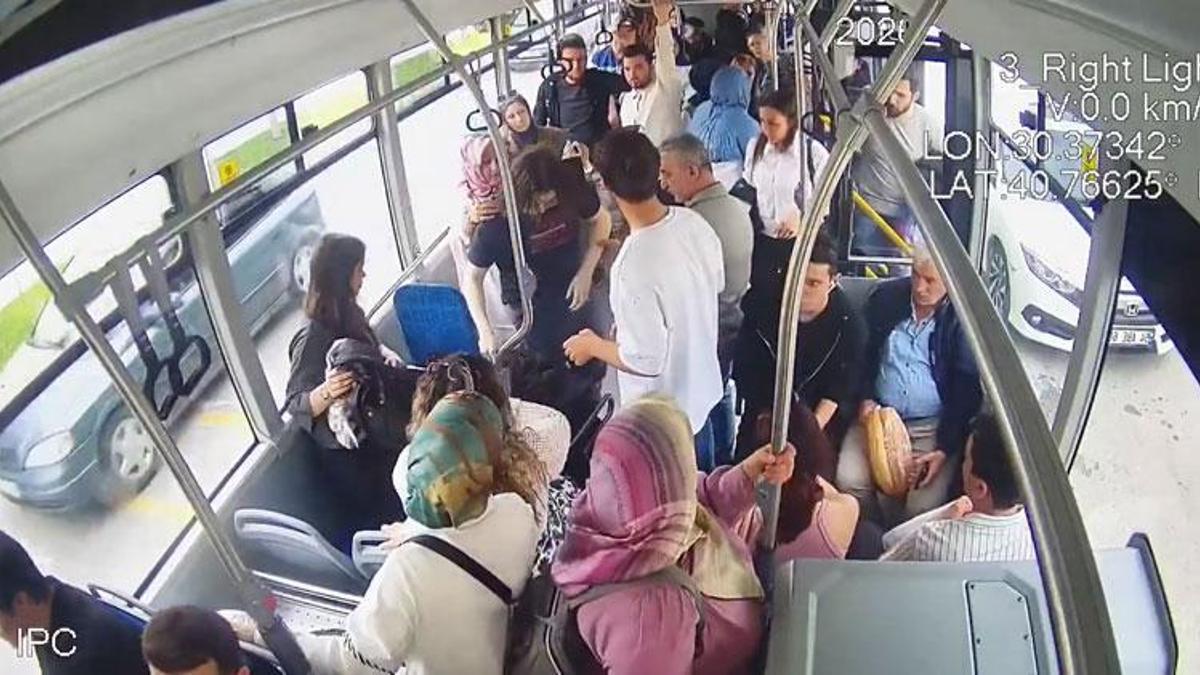 Belediye otobüsünde fenalaşan yolcu hastaneye yetiştirildi