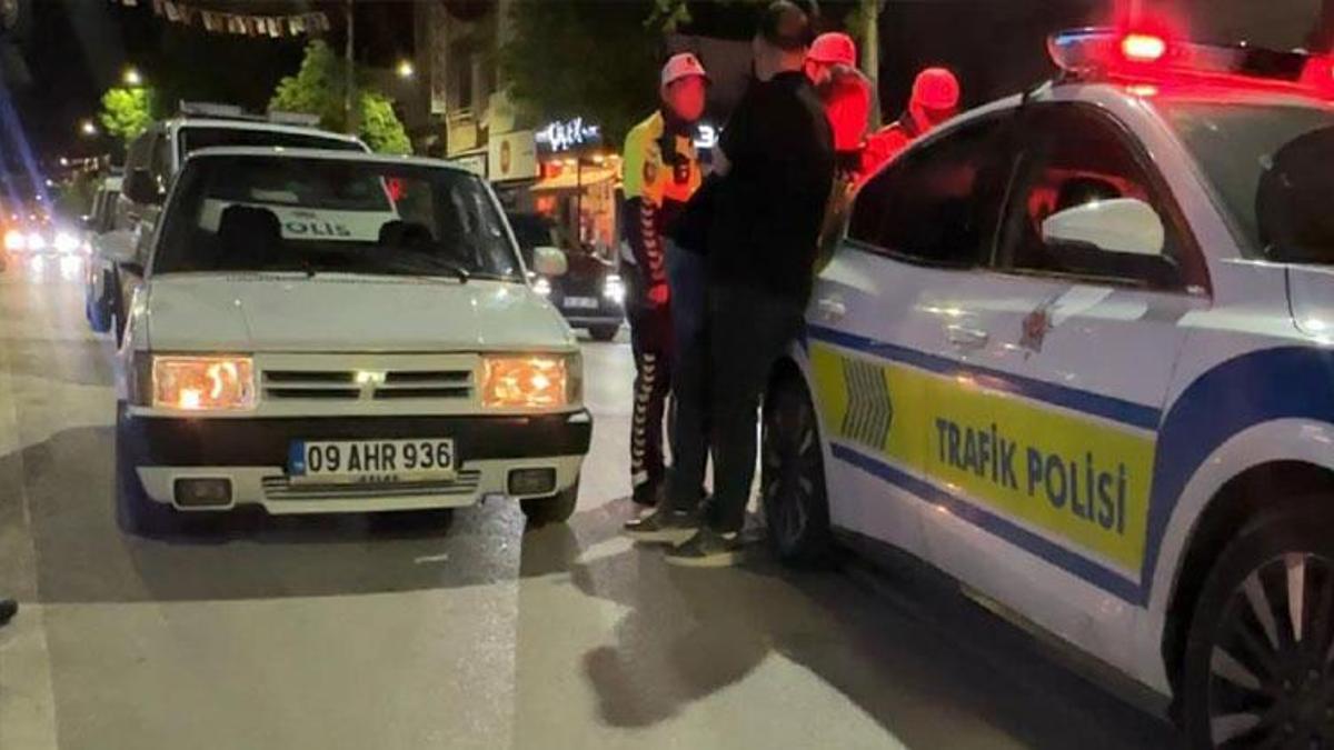 Burdur'da alkol alıp şampiyonluk kutlamasına çıktı, park halindeki 2 otomobile çarpıp kaçtı