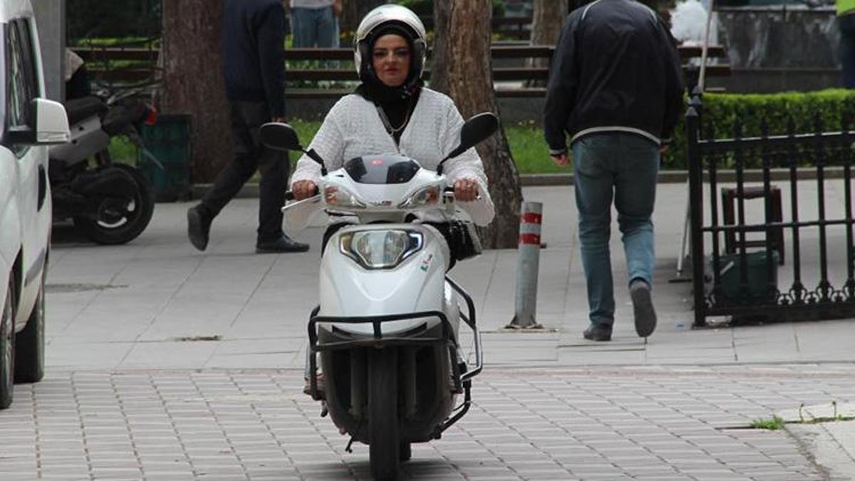 Çorumlu kadın evde anne, sokakta motokurye: Azmiyle çevresine örnek oluyor