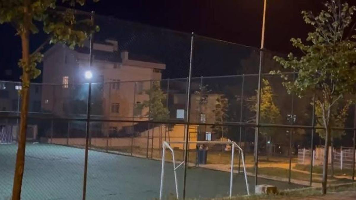 Büyükçekmece'de parkta bıçaklı kavga: 2 ağır yaralı