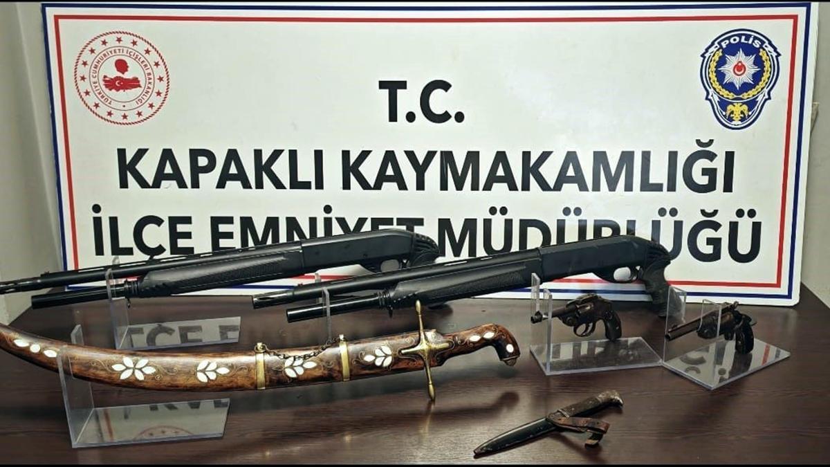 Evinde tarihi kılıç, kama ve tabanca bulunan şüpheli gözaltına alındı