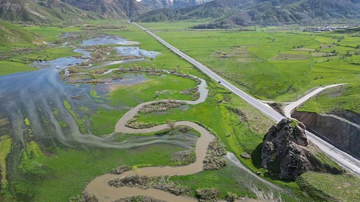 Bitlis'in saklı cennetinde görsel şölen! Güzeldere Vadisi'nin kıvrılan menderesleri baharı müjdeledi!