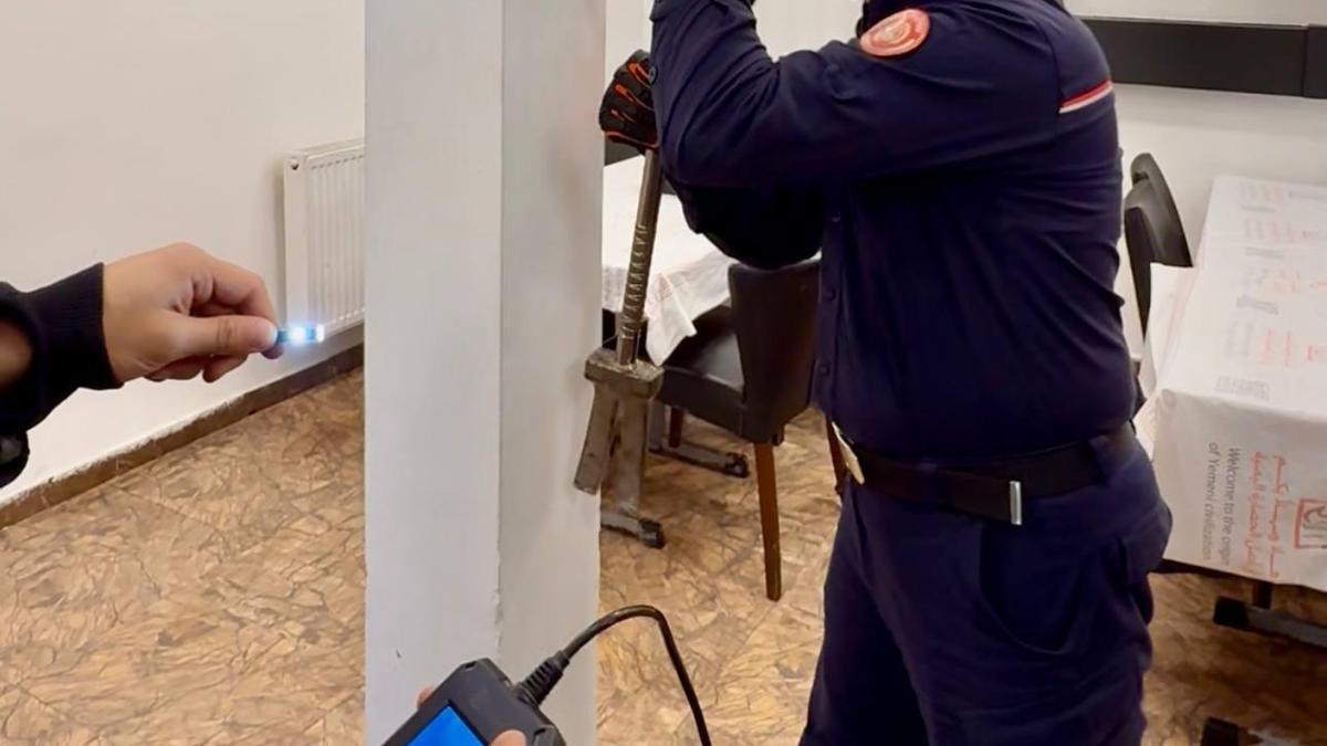Fatih’te restoranın destek kolonu içine sıkışan yavru kediyi itfaiye kurtardı