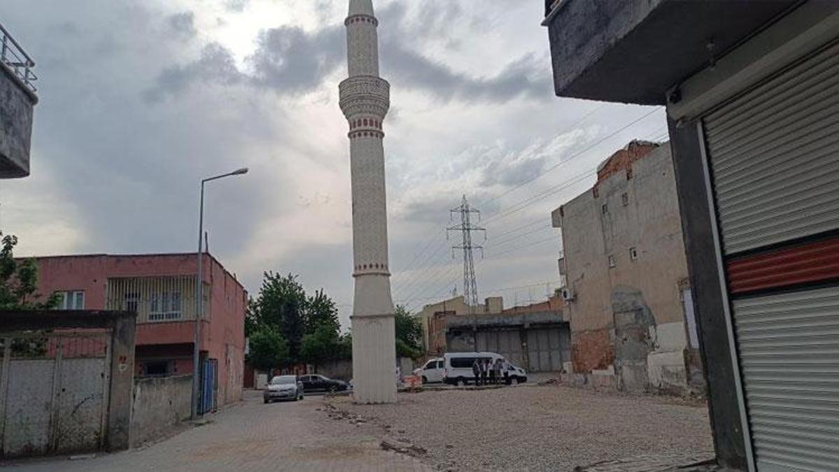 İki mahalle arasındaki 50 yıllık cami yıkıldı, minaresi kaldı
