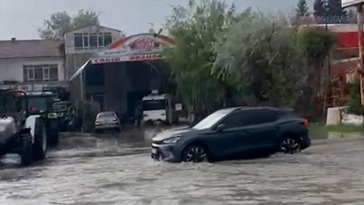Bolu'da sağanak ve dolu sonrası cadde ve sokaklar göle döndü