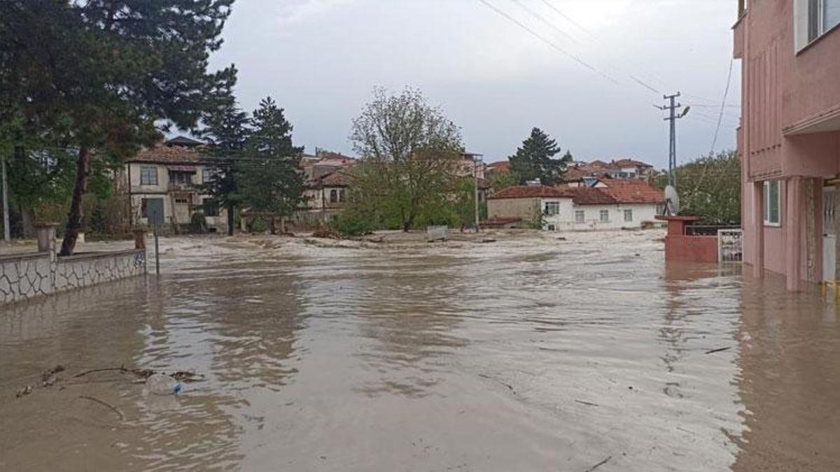 Samsun'da kuvvetli sağanak etkili oldu, dere taştı
