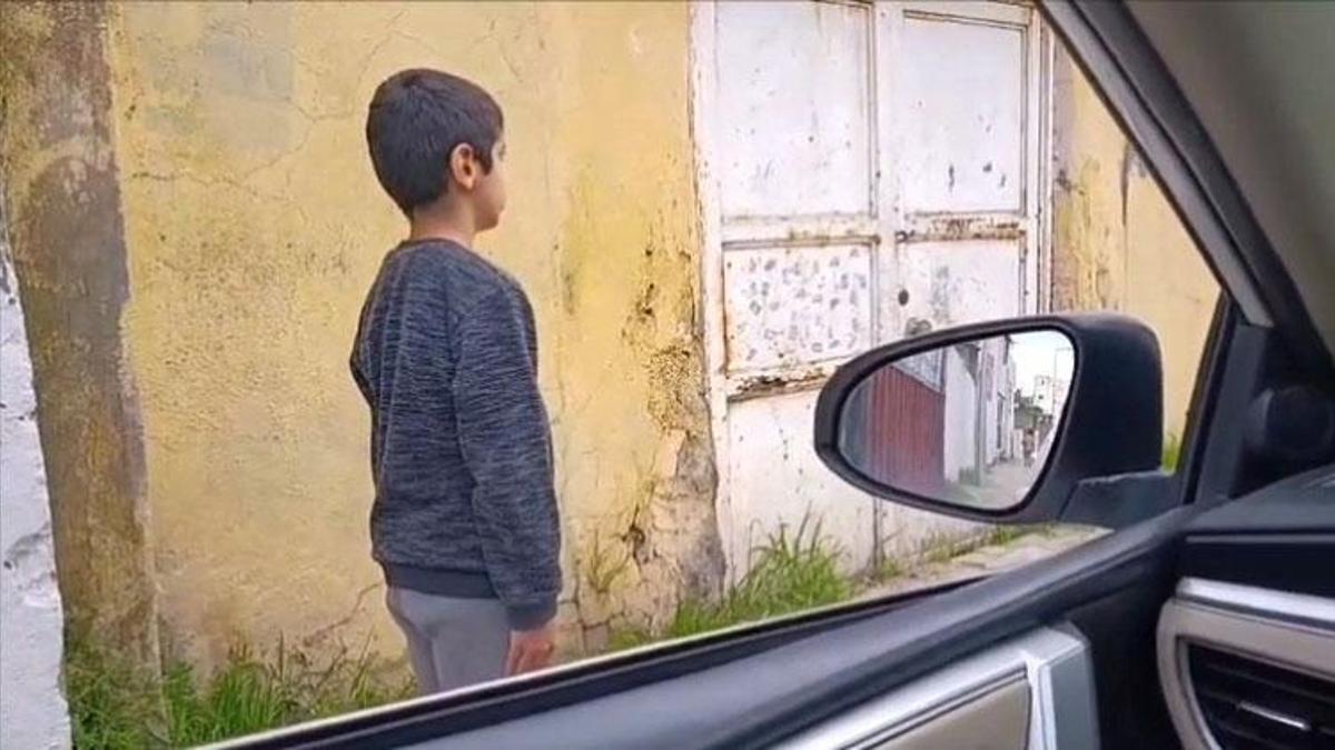 Cizre'de İstiklal Marşı’na yolda eşlik eden Emre’ye ödül