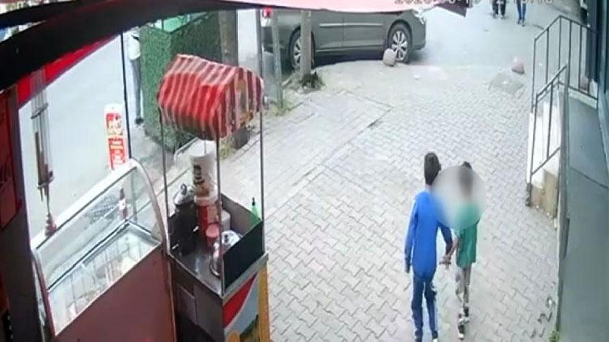 Kediye bıçakla zarar veren çocuklar kendilerini uyaran kadının üzerine yürüdü