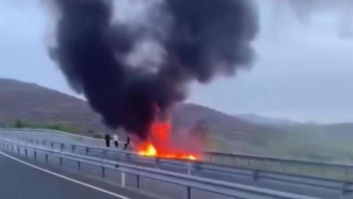 Seyir halindeki otomobilde yangın çıktı