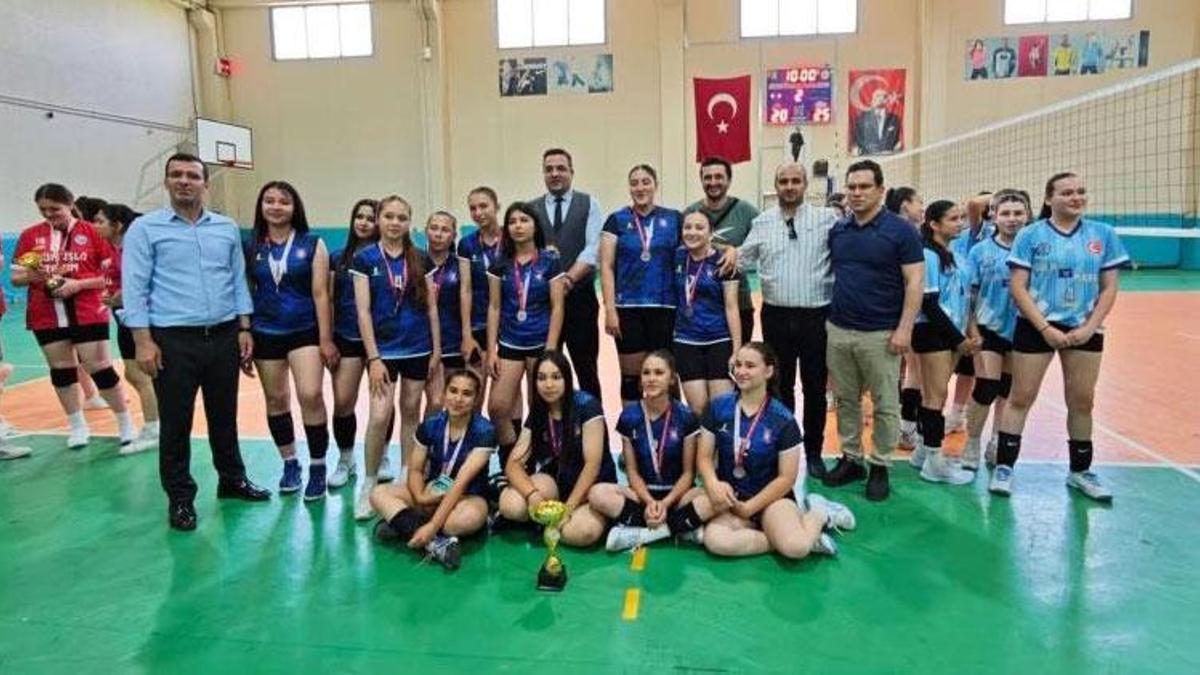 Sarıgöl’de Liseler Arası Kız Voleybol Turnuvası'nda nefes kesen final