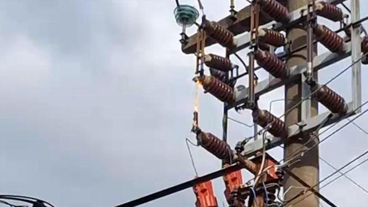 Elektrik direğine yıldırım düştü: O anlar kamerayla görüntülendi