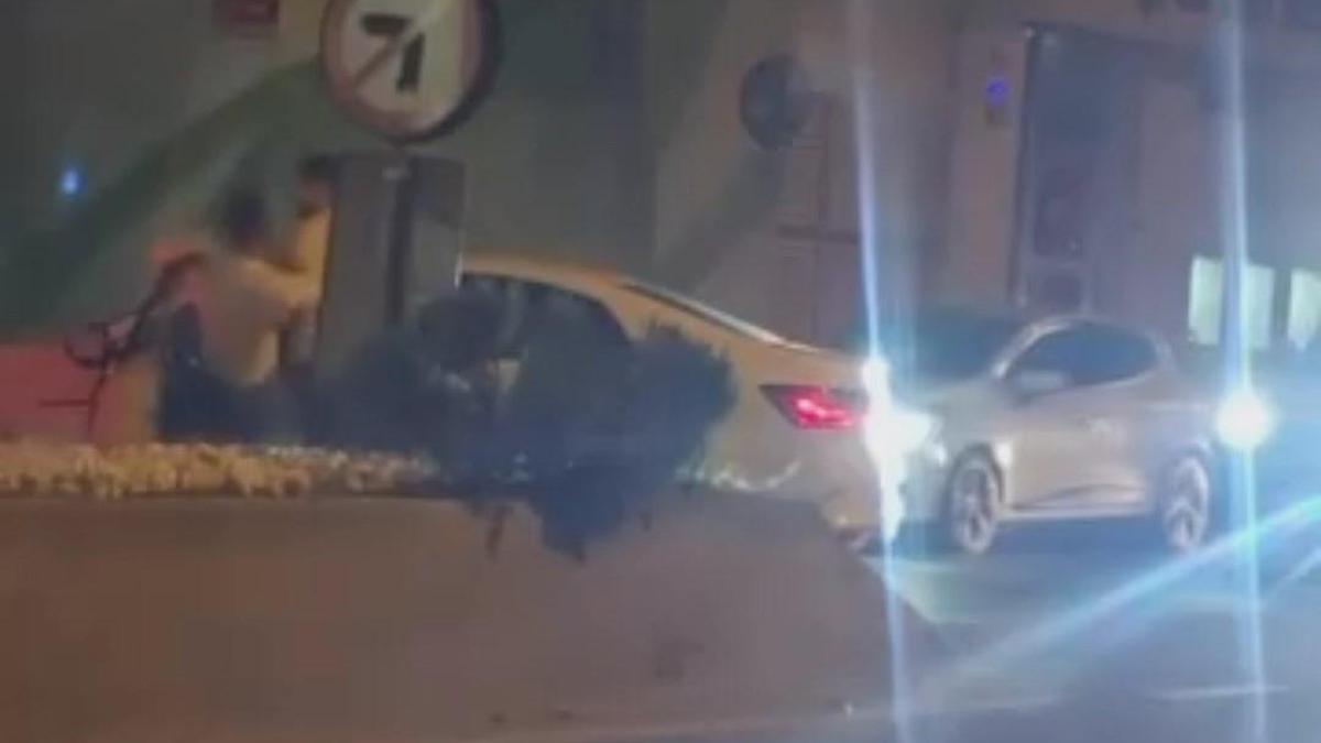 Bayrampaşa’da otomobil sürücüsü hatalı 'U dönüşü' kavgasında darbedildi