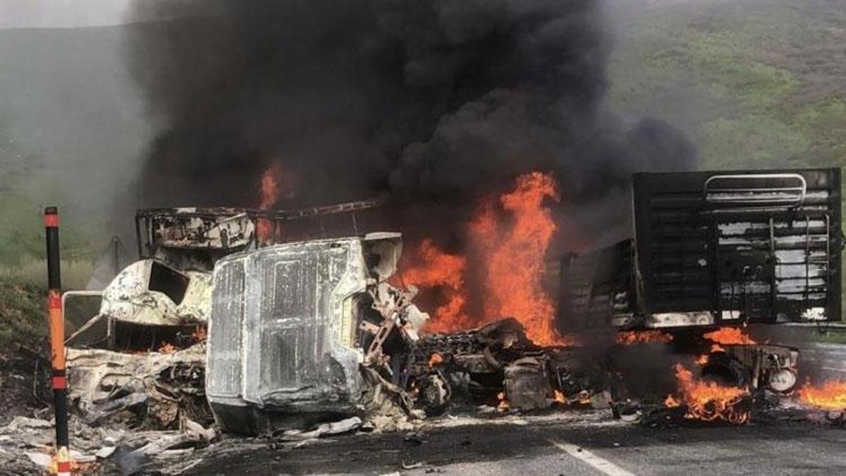 Tatvan'da tırlar kafa kafaya çarpışarak alev topuna döndü