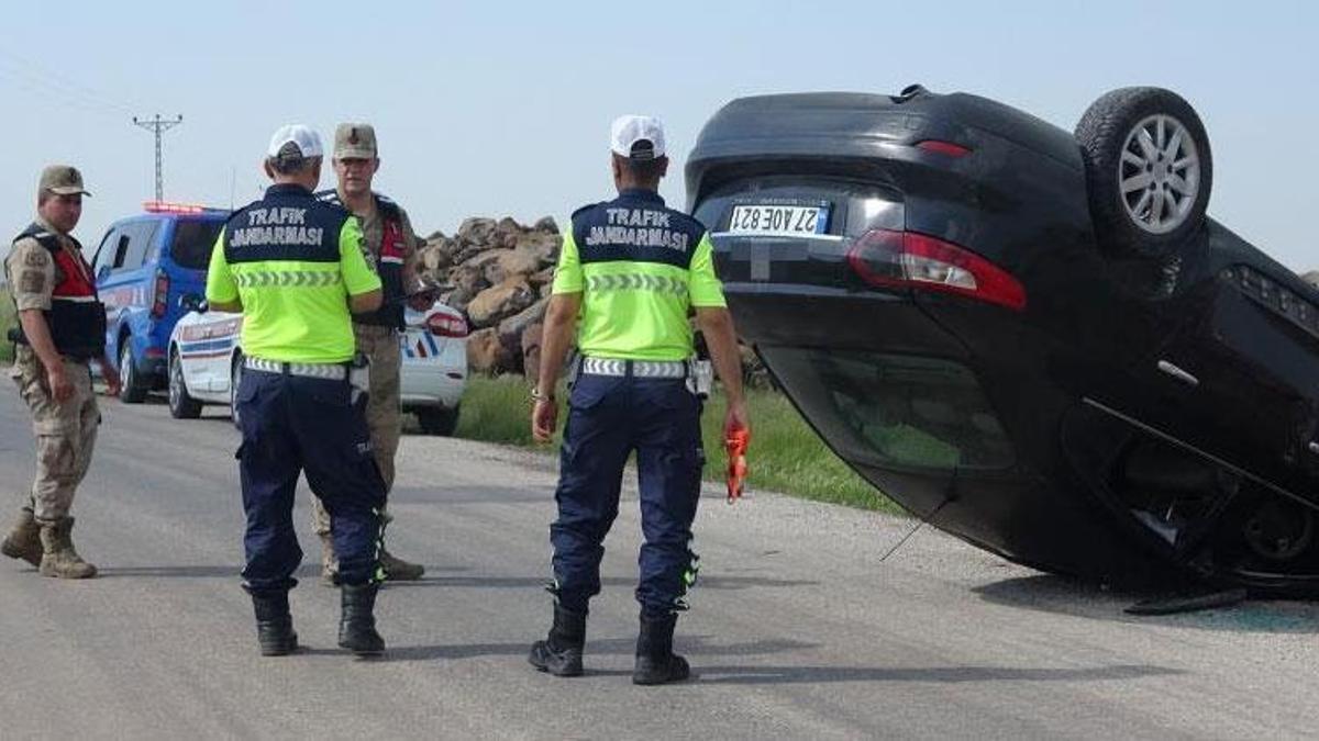 Kilis'teki feci kazada tomobil taklalar attı, 5 kişi yaralandı