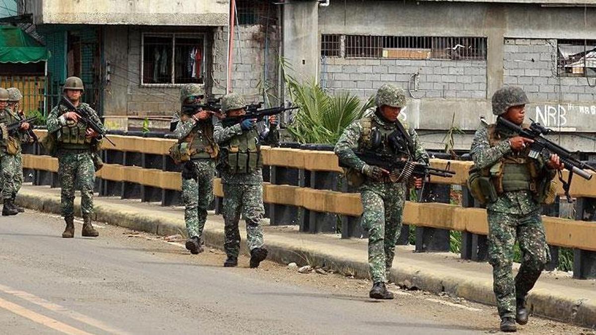 Filipinler'de askerler senatoya girdi, binada silah sesleri duyuldu