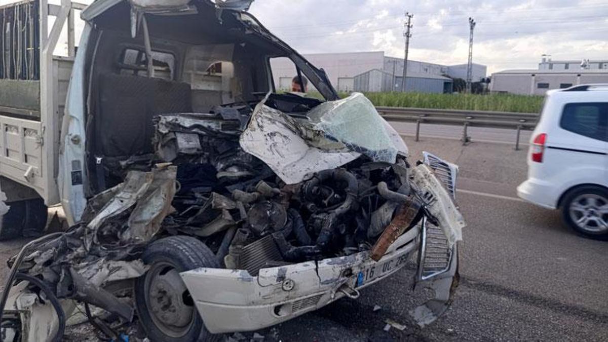 Karacabey'de kamyonet ile TIR çarpıştı 1 kişi hayatını kaybetti