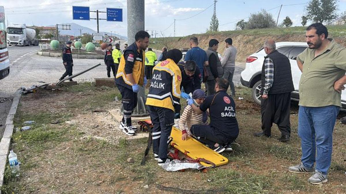 Doğanşehir'de iki otomobil, kavşakta çarpıştı
