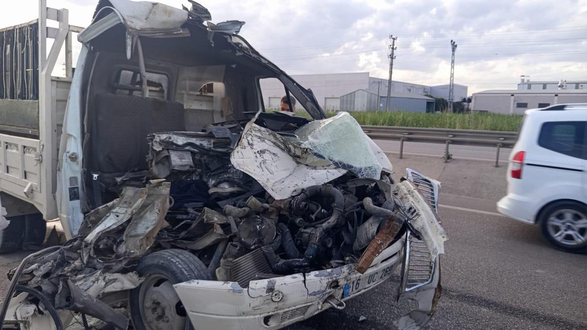 Kamyonet ile TIR çarpıştı: 1 ölü, 1 yaralı