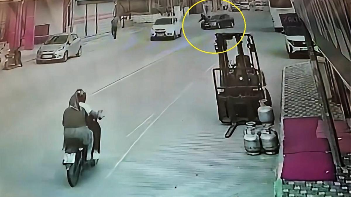 Otomobilin çarptığı kadın yaralandı; kaza kamerada