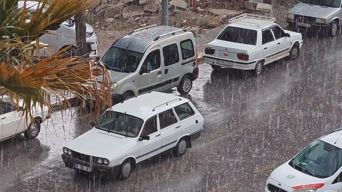 Manisa'da sağanak ve dolu yağışı etkili oldu