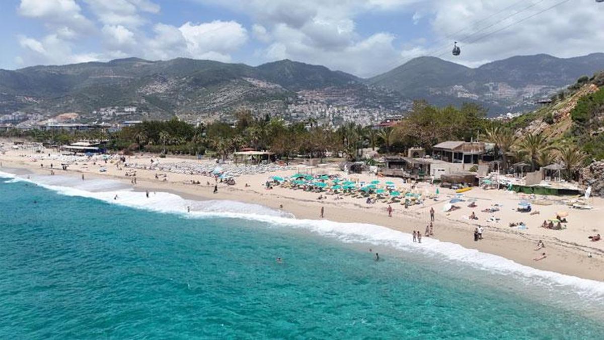 Alanya'da güneşli havayı fırsat bilen yerli ve yabancı turistler dünyaca ünlü plaja akın etti