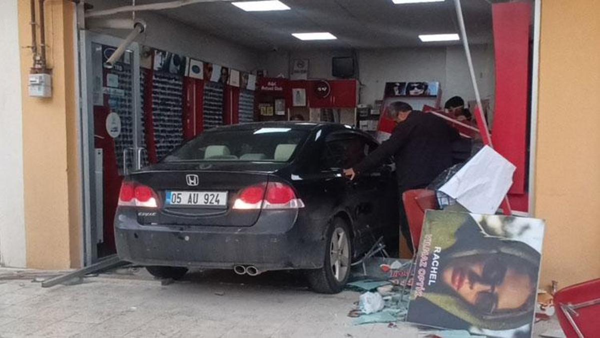 Amasya’da fren yerine gaz pedalına bastı, ziyarete gittiği arkadaşının iş yerine otomobille girdi