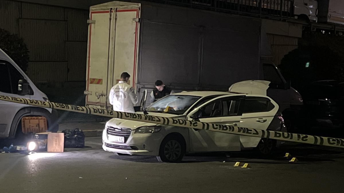 Küçükçekmece'de polisin 'dur' ihtarına uymadı, kaçarken kaza yaptı: 1 polis yaralandı, 2 gözaltı