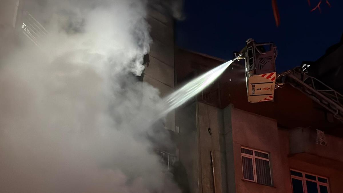 Şişli'de motosiklette çıkan yangın, iş yerini ve binanın dış cephesini sardı