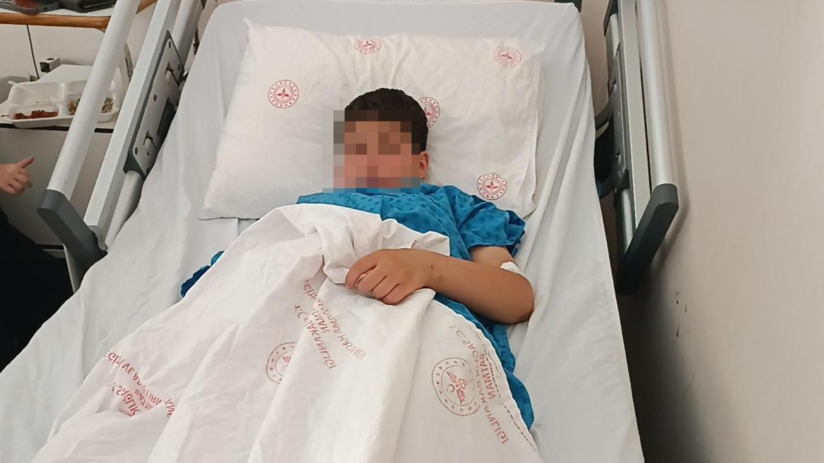 İlkokul öğrencisi, parkta tüfekle bacağından vuruldu
