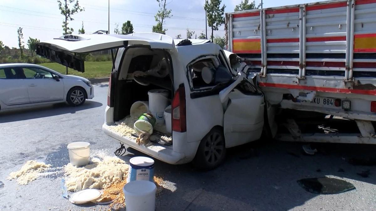 Başakşehir'de kaza tutanağı tutarken arkadan başka bir araç çarptı; sürücü otomobilde sıkıştı